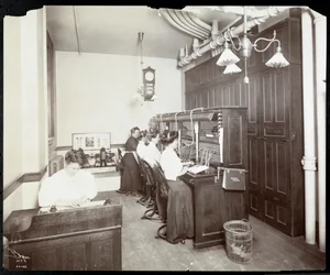 Frauen arbeiten an der Telefonzentrale der Metropolitan Life Insurance Co. in der 23rd Street und Madison Avenue, New York, 1907